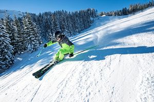 Skifahrer in grüner Hose in Aktion.