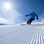 Skifahrer und perfekte Piste c Dolomiti Superski P  Ripke
